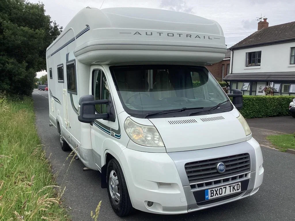 2006 Auto-Trail Cheyenne 660 photo 3