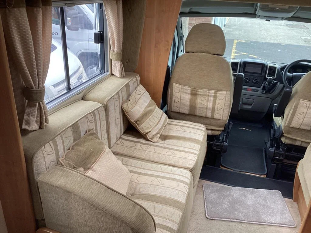 2006 Auto-Trail Cheyenne 660 photo 9