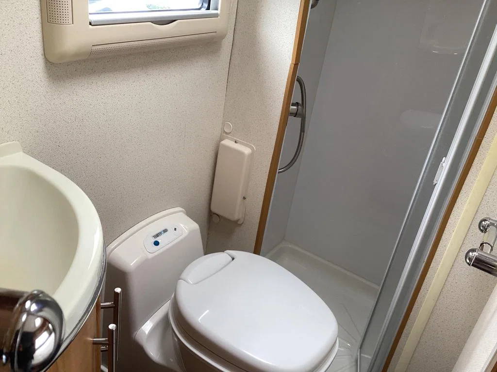2006 Auto-Trail Cheyenne 660 photo 11