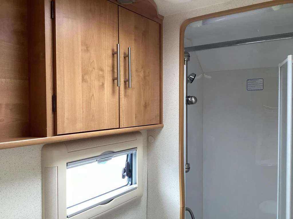 2006 Auto-Trail Cheyenne 660 photo 12