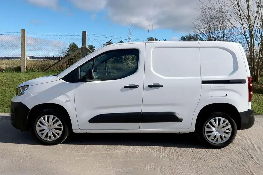 2021 Peugeot Partner 1.5 BlueHDi Professional Premium Panel Van photo 4