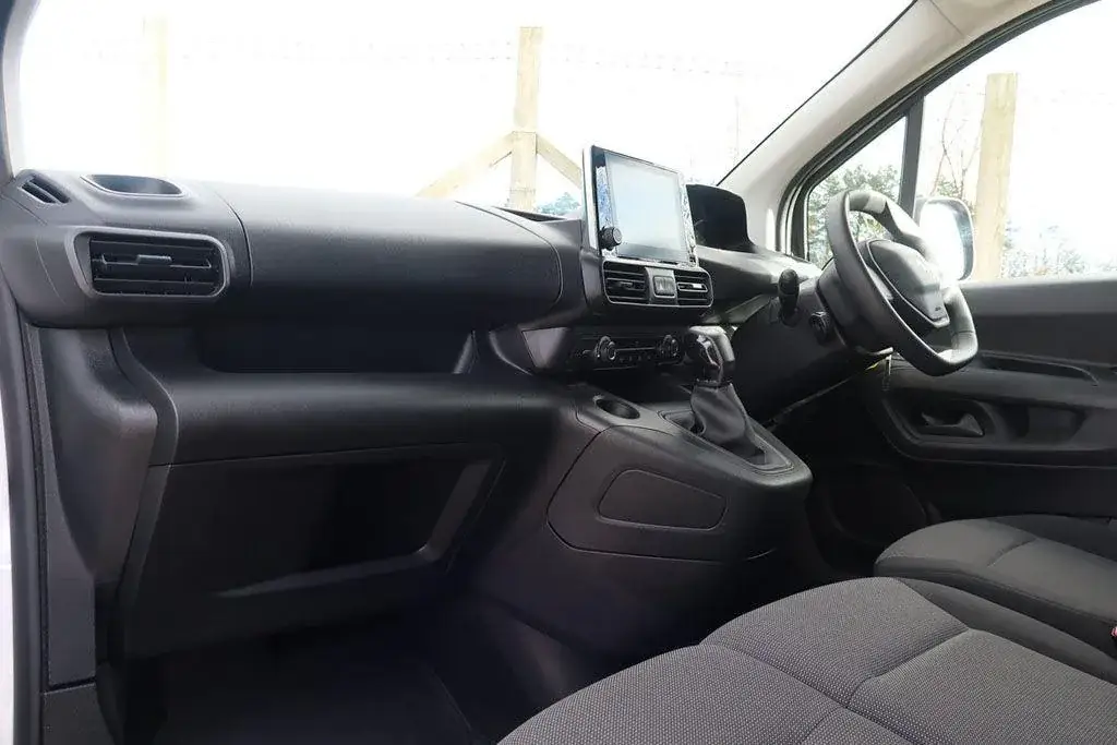 2021 Peugeot Partner 1.5 BlueHDi Professional Premium Panel Van photo 9