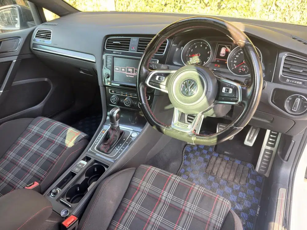 2017 Volkswagen Golf 2.0 TSI BlueMotion Tech GTI DSG Euro 6 (s/s) 5dr photo 5