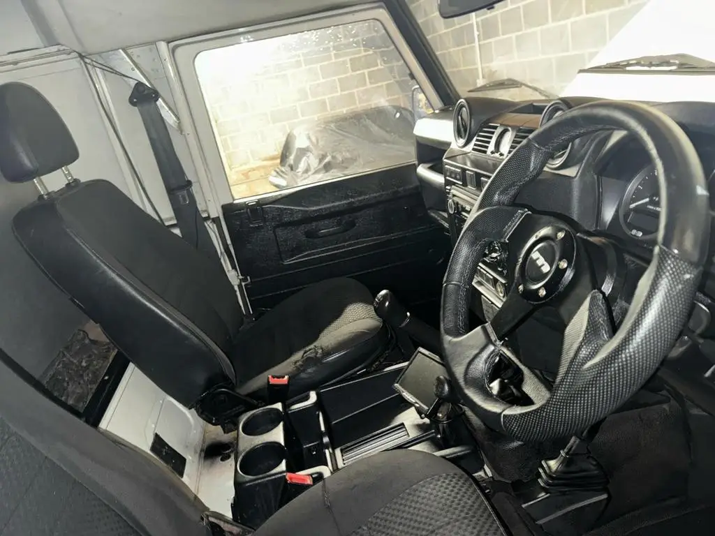 2008 Land Rover Defender 110 2.4 TDCi County Hard Top 4WD Euro 4 3dr photo 11