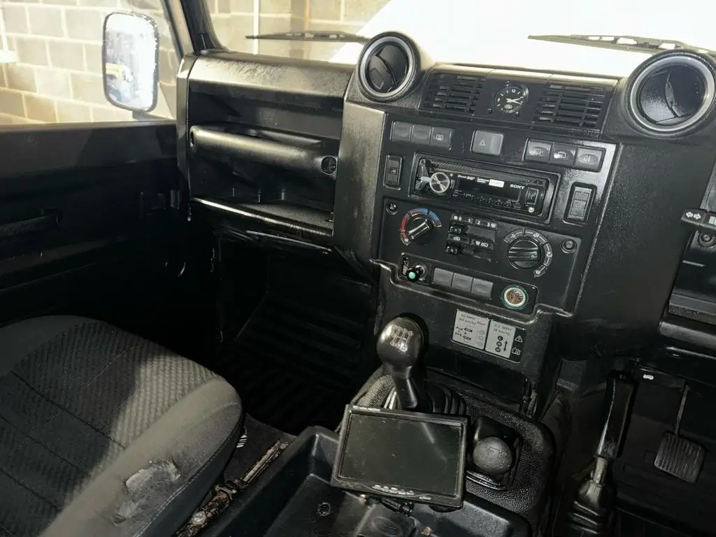 2008 Land Rover Defender 110 2.4 TDCi County Hard Top 4WD Euro 4 3dr photo 13