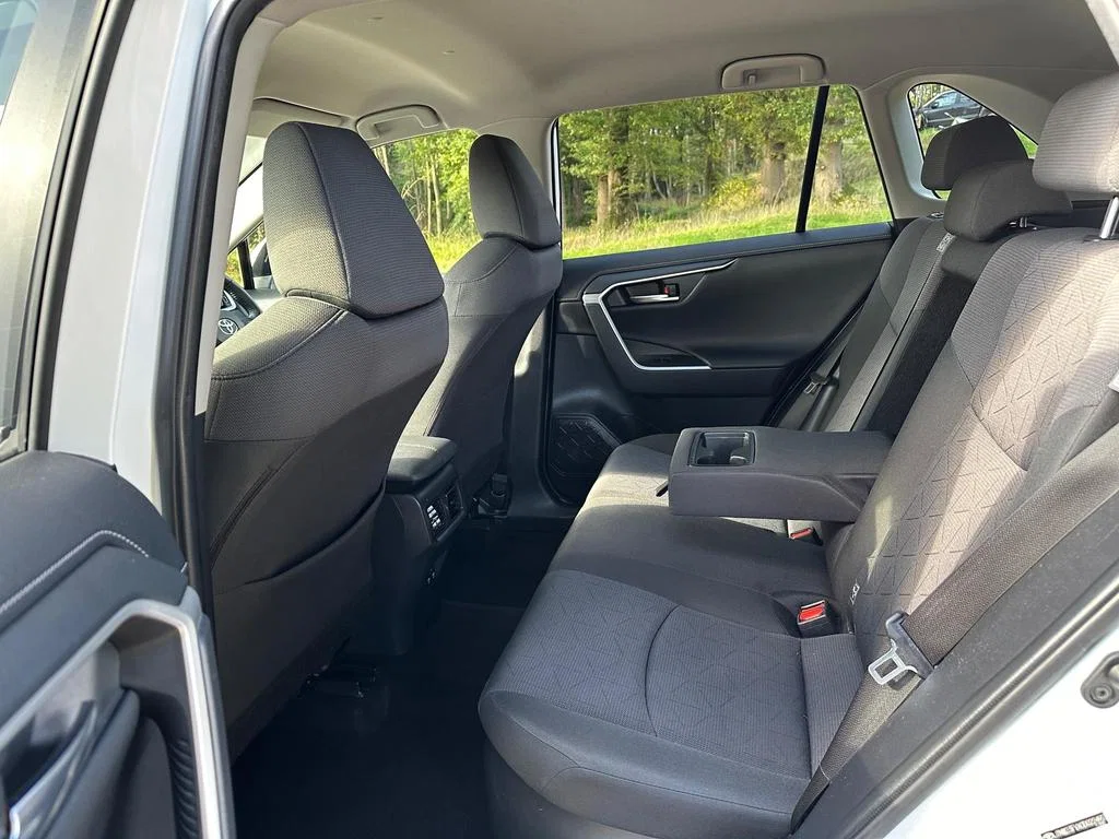 2019 Toyota RAV4 2.5 VVT-h Design Petrol Hybrid CVT Euro 6 5dr photo 13
