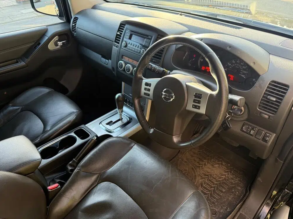 2014 Nissan Navara 2.5 dCi Tekna Auto 4WD Euro 5 4dr photo 6