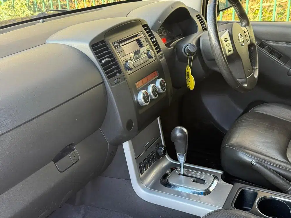 2014 Nissan Navara 2.5 dCi Tekna Auto 4WD Euro 5 4dr photo 8