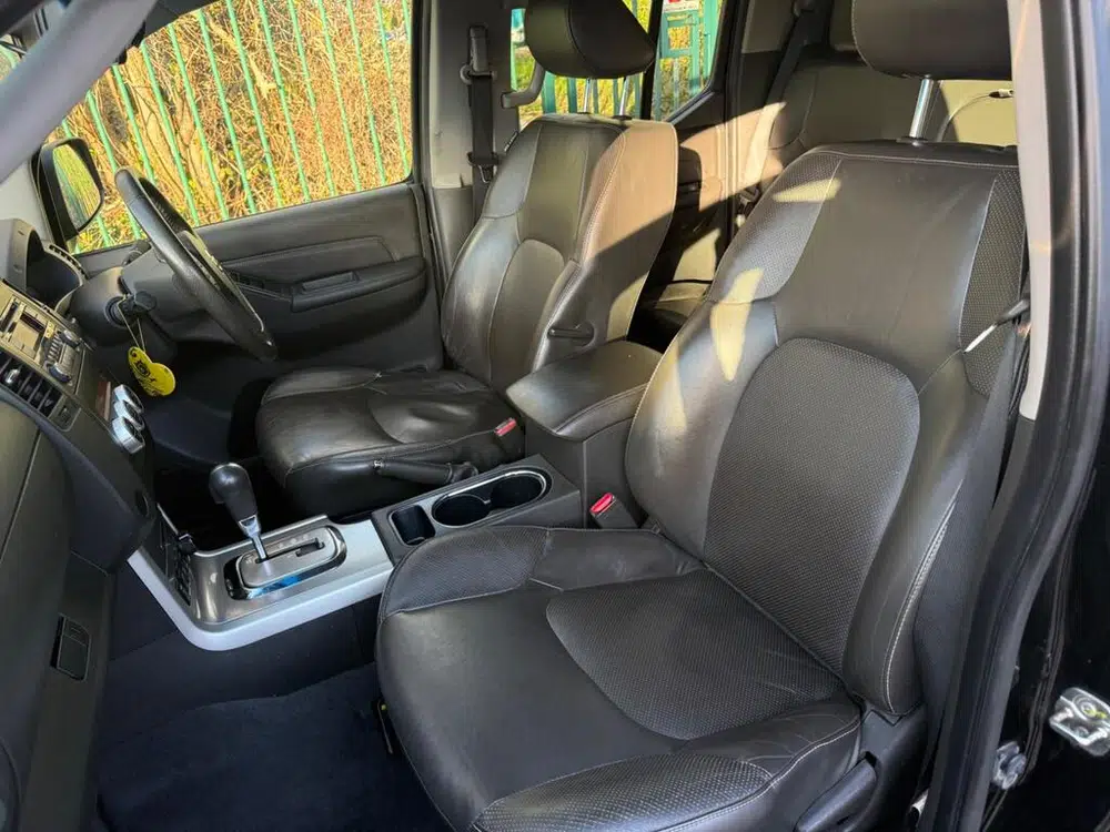 2014 Nissan Navara 2.5 dCi Tekna Auto 4WD Euro 5 4dr photo 9