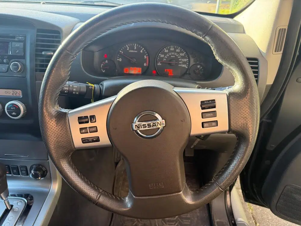 2014 Nissan Navara 2.5 dCi Tekna Auto 4WD Euro 5 4dr photo 10
