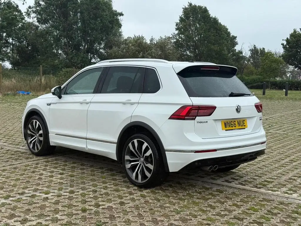 2016 Volkswagen Tiguan 2.0 TDI R-Line DSG 4Motion photo 3