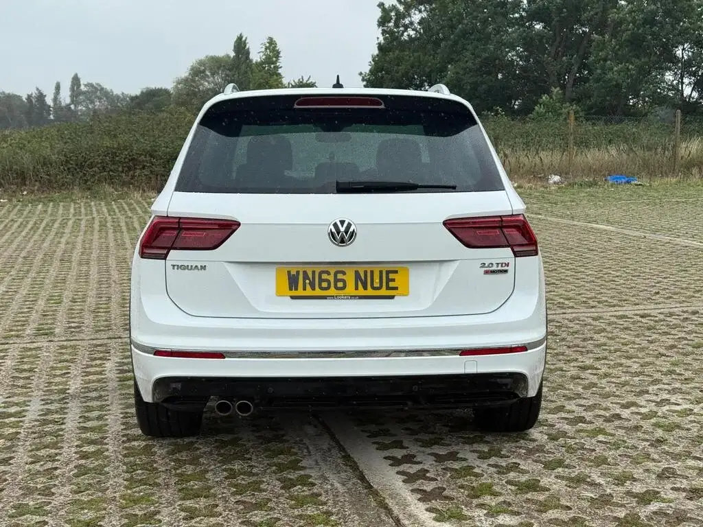 2016 Volkswagen Tiguan 2.0 TDI R-Line DSG 4Motion photo 4
