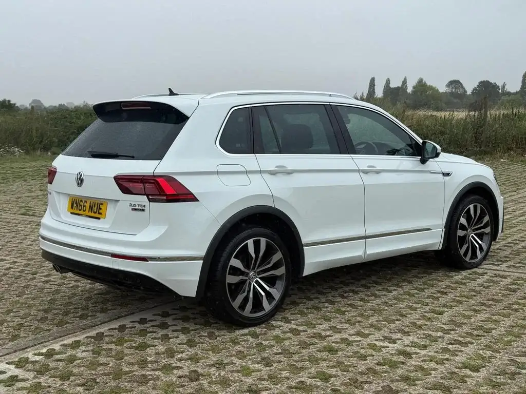 2016 Volkswagen Tiguan 2.0 TDI R-Line DSG 4Motion photo 5