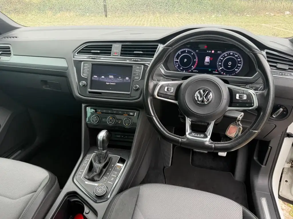 2016 Volkswagen Tiguan 2.0 TDI R-Line DSG 4Motion photo 12