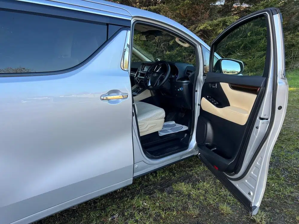 2016 Toyota Alphard Toyota Alphard 7-Seats Hybrid 2.4 5dr photo 3