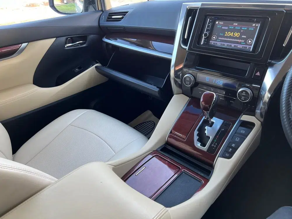 2016 Toyota Alphard Toyota Alphard 7-Seats Hybrid 2.4 5dr photo 4